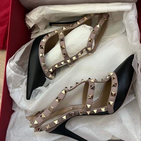 ROCKSTUD ANKLE STRAP PUMP 100 MM BLACK - Picture 2 of 4